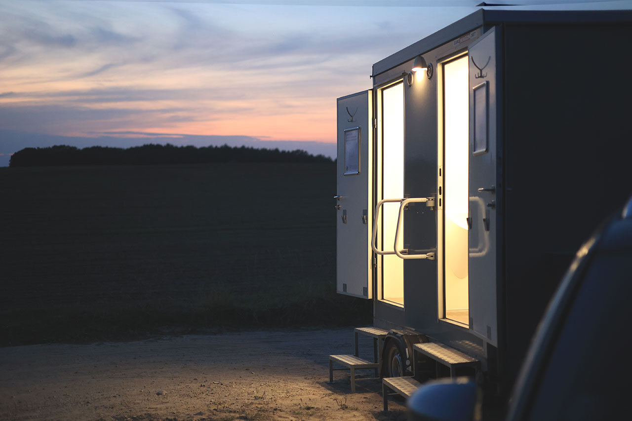 Toilettenwagen am Strand von außen und rechts