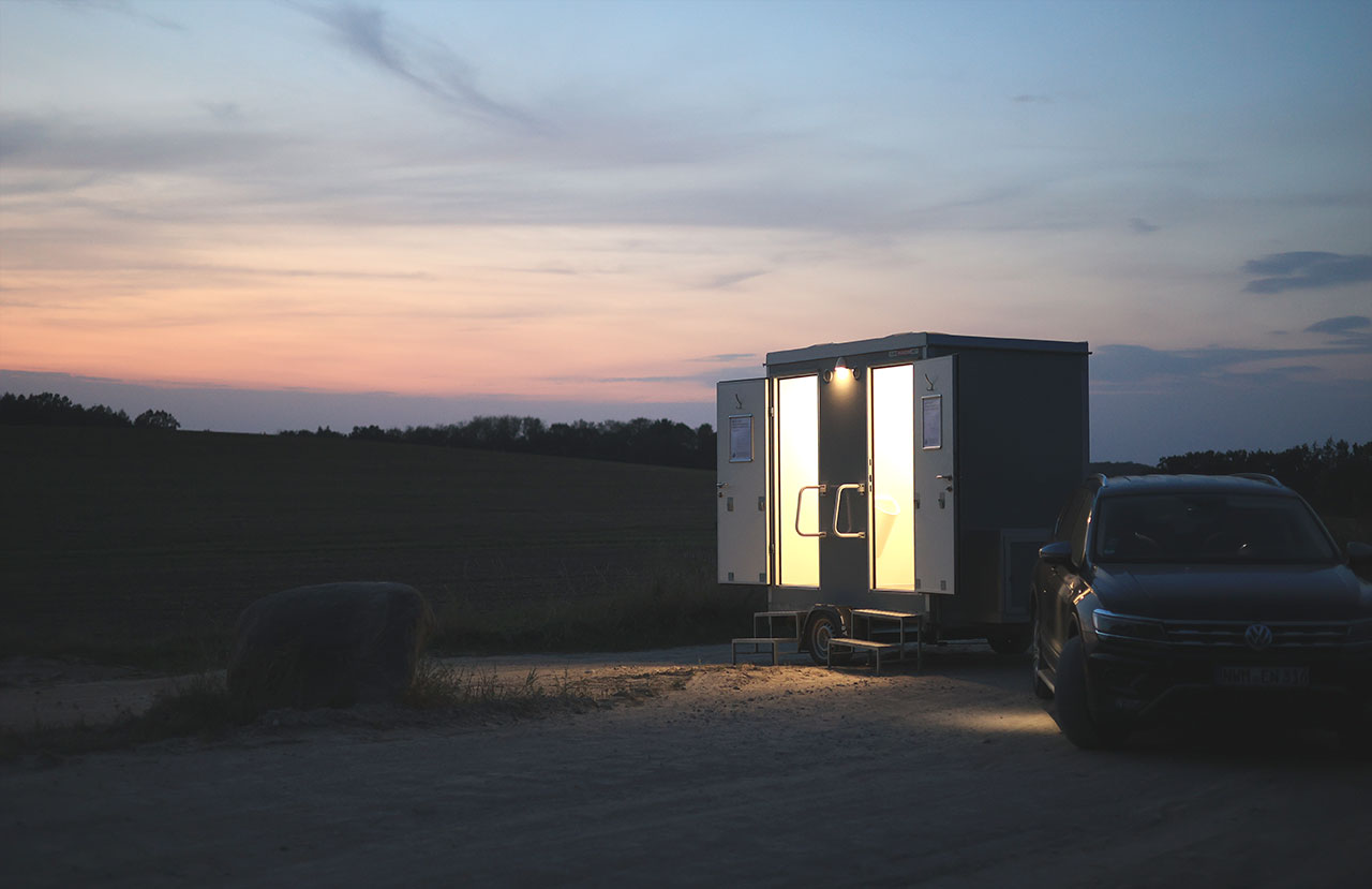 Toilettenwagen am Strand von außen und hinten