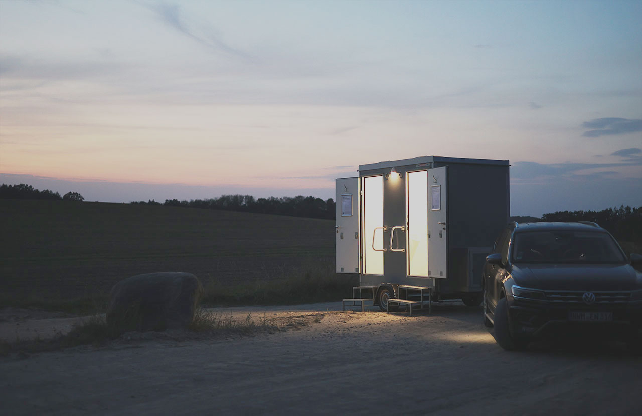 Toilettenwagen bei Nachthimmel